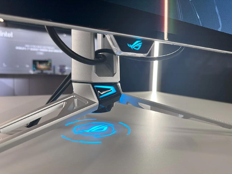 #互联网观察  ▎华硕推出720p 分辨率下刷新率高达720Hz的电竞显示器在 2025 年科隆游戏展（Gamescom 2025）上，华硕（Asus）推出了一款可能重新定义电竞显示器标杆的产品 ——ROG Swift OLED PG27AQWP-W