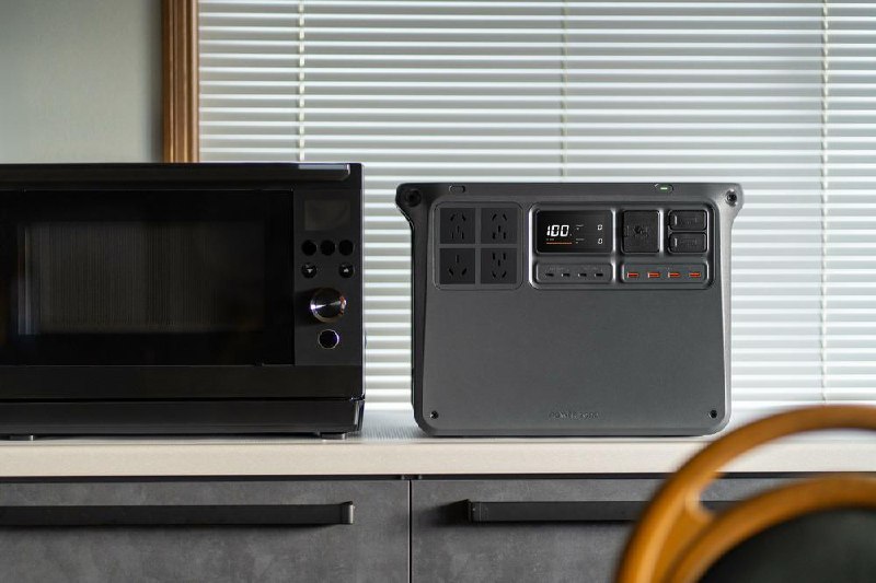 #互联网观察 ▎大疆发布 DJI Power 2000 2 度电户外电源大疆发布全新2度电全场景户外电源 DJI Power 2000，支持3000瓦大功率稳定输出，市电充至 80% 仅需 45 分钟；采用板级亚纳米涂层，支持APP远程操作，用电更方便