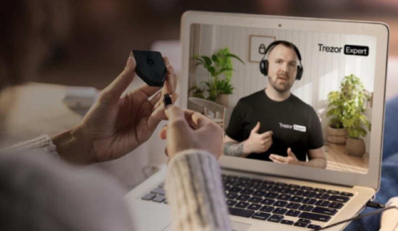 #互联网观察 #数字货币▎硬件钱包Ledger帮助竞争对手Trezor解决安全漏洞硬件钱包提供商Ledger向Trezor展示了其能够绕过Trezor Safe 3和5型号的安全检查，这一发现促使Trezor迅速修复了这一漏洞